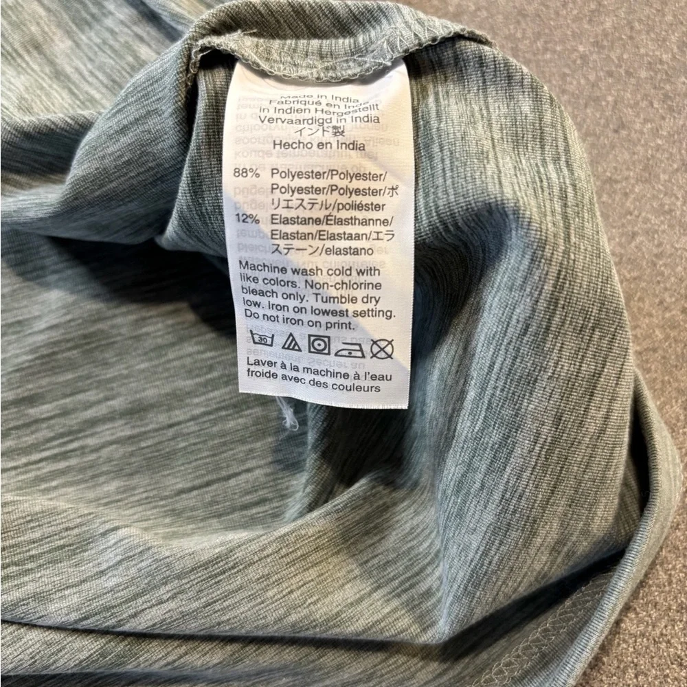 J.Crew Performance Heather Gray Quarter-Zip‎ pullover Top. SZ M